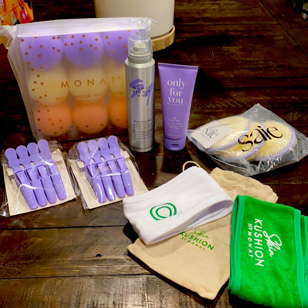 Monat Glossy Shine Mist & Goodies
